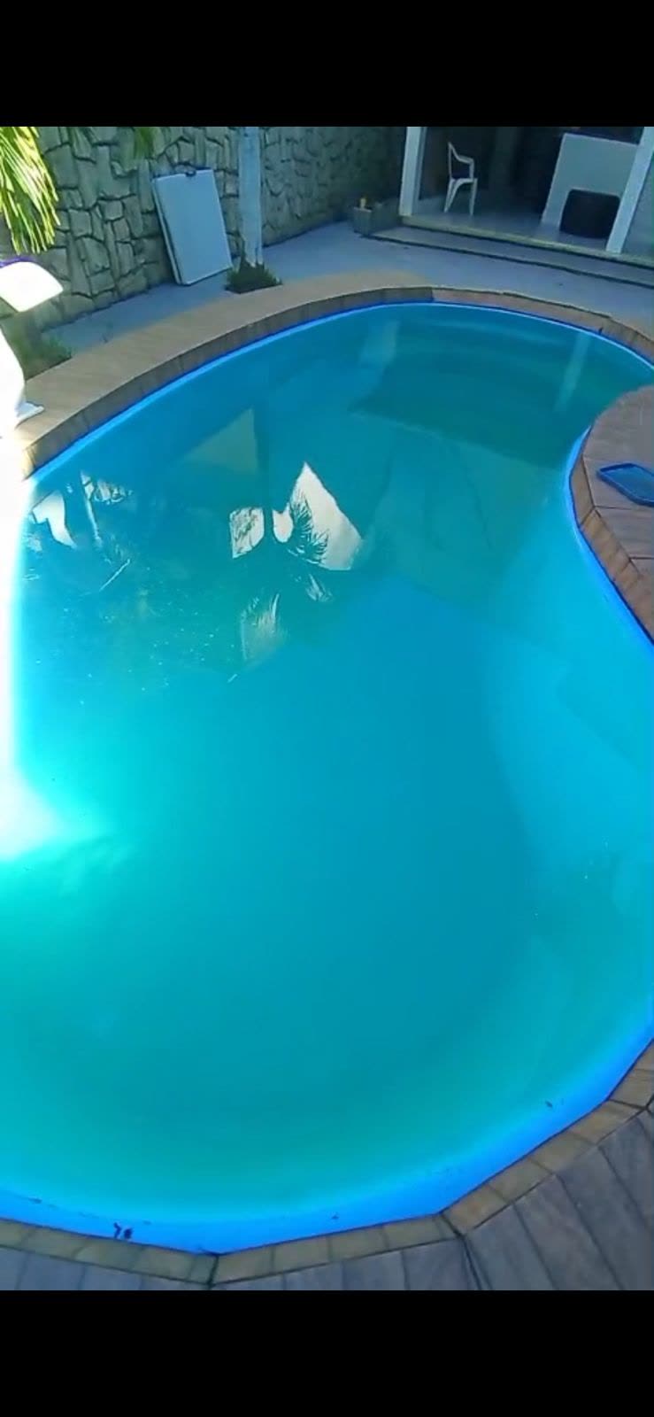 Piscina com água turva antes do tratamento