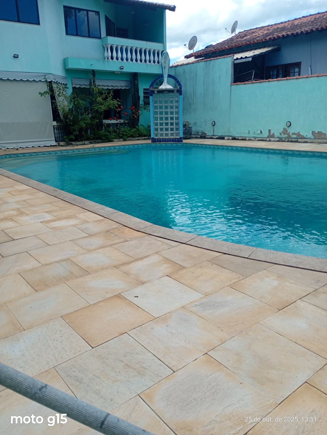 Mesma piscina cristalina depois do tratamento