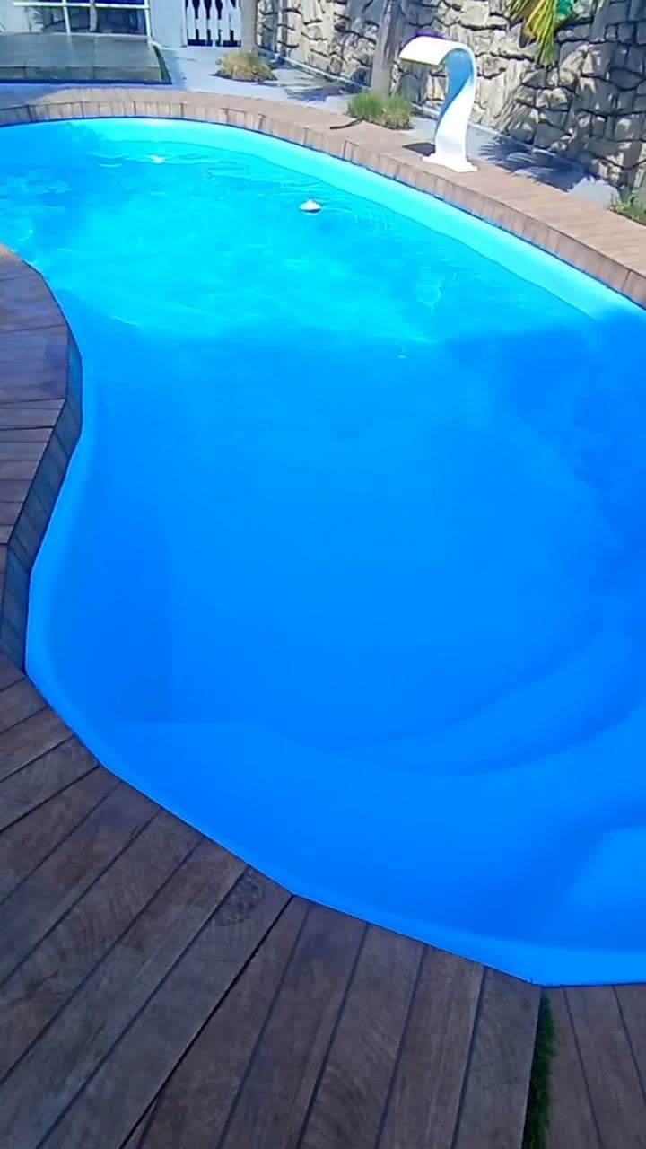 Mesma piscina azul cristalina depois do tratamento