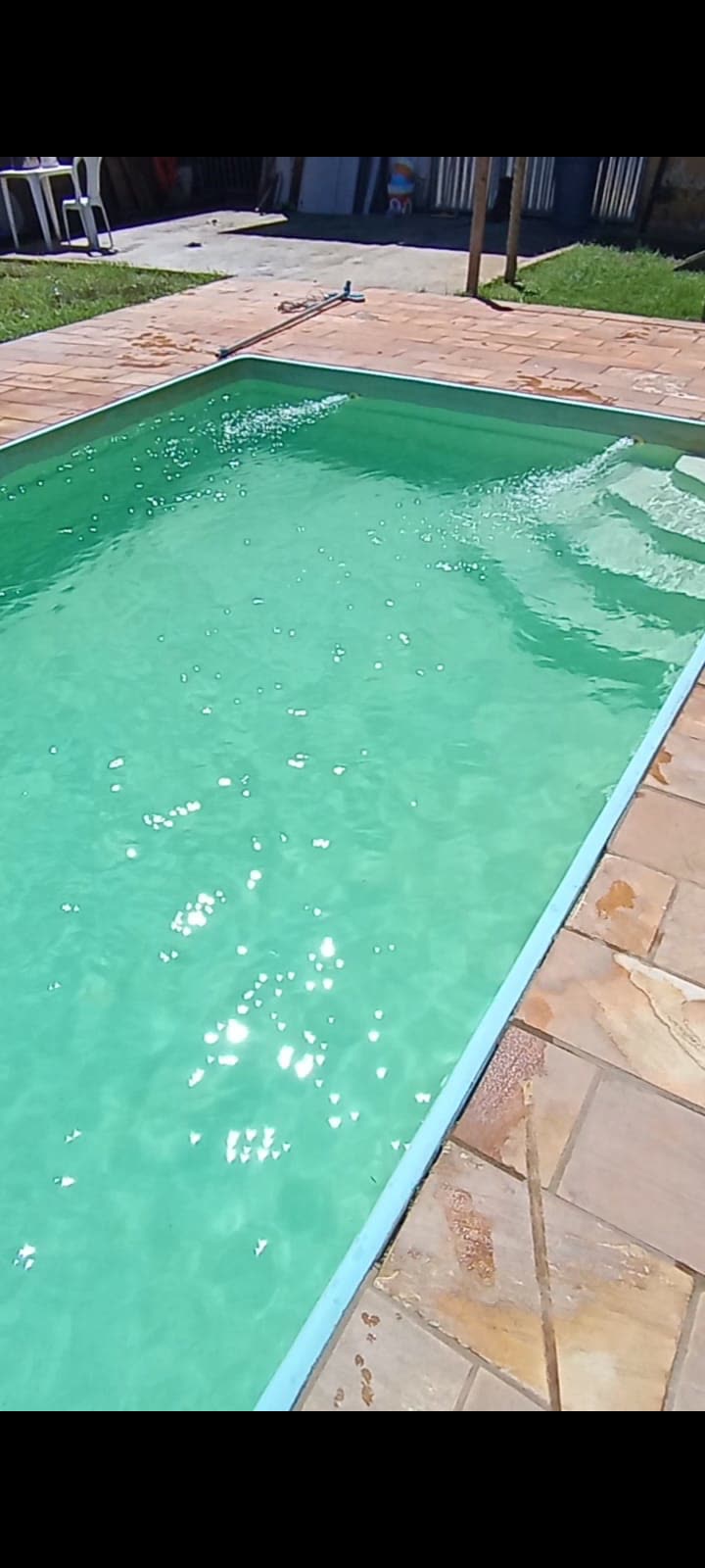 Mesma piscina com água limpa depois do tratamento